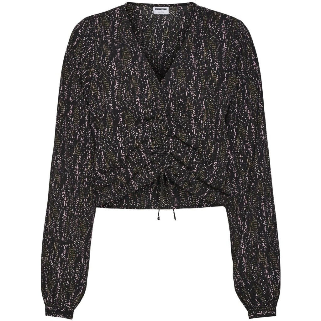 Dame Bluse Nmclara  Black Aop fra Noisy May hos Klædeskabet.dk