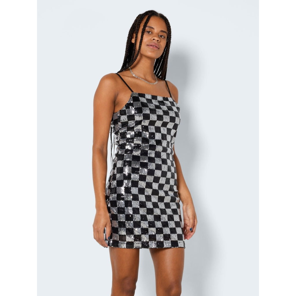 Dame Kjole Nmmindy  Black Black And Silver Sequin Check fra Noisy May hos Klædeskabet.dk 5715322309544